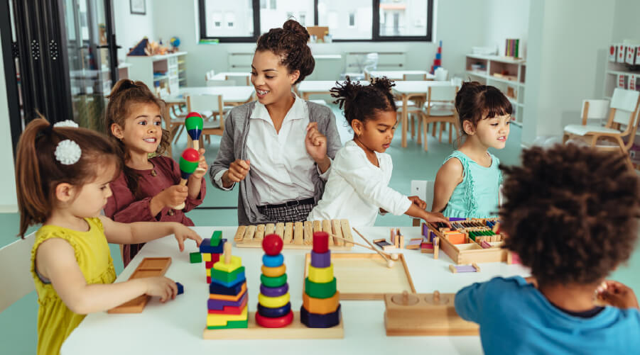 El desarrollo infantil avanza por etapas, y reconocer a tiempo las señales de alerta permite acompañar de manera oportuna el crecimiento de niños y niñas. Identificar cambios en el movimiento, el lenguaje, el juego y la interacción ayuda a fortalecer su bienestar y a buscar apoyo cuando sea necesario.